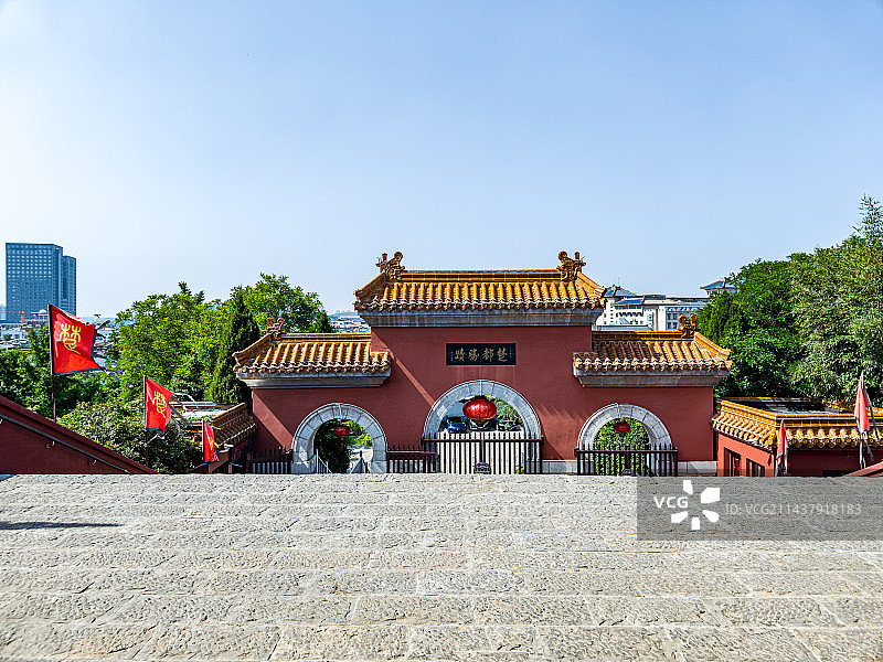 蓝天绿树背景映衬中晴朗天气下的江苏徐州户部山戏马台风景区建筑牌景观标识图片素材