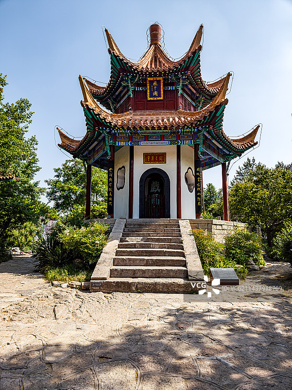 蓝天绿树背景映衬中的江苏徐州户部山戏马台风景区风云阁建筑景观图片素材