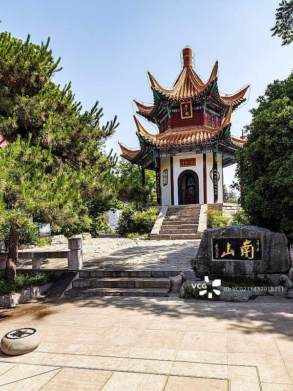 蓝天绿树背景映衬中的江苏徐州户部山戏马台风景区风云阁建筑景观图片素材