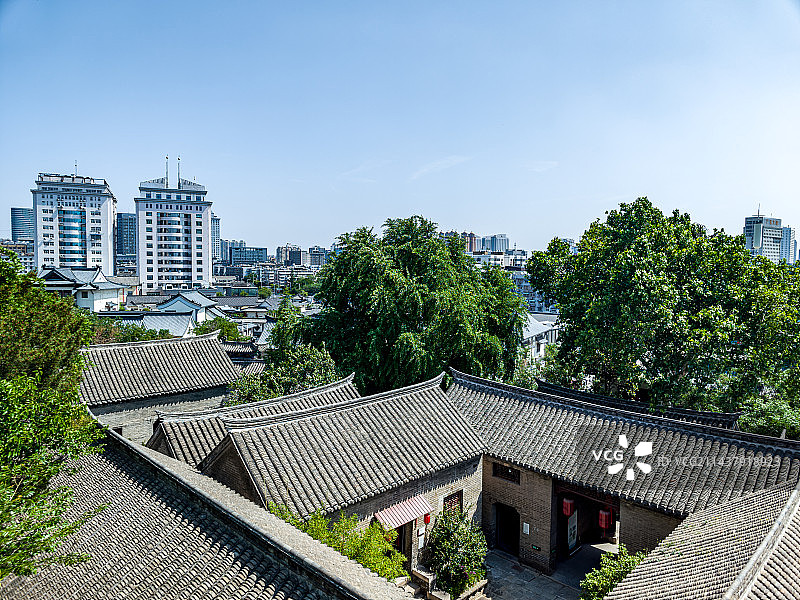 晴朗天气蓝天绿树背景映衬中江苏徐州戏马台户部山古民居建筑与现代城市建筑景观航拍视角图片素材