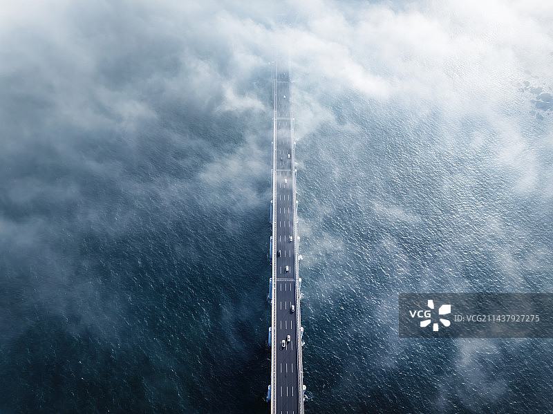 平流雾笼罩的大连跨海大桥图片素材