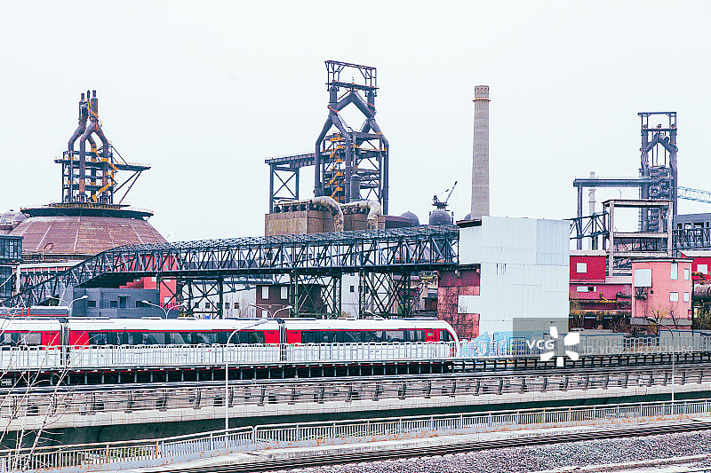 北京首钢园前的火车轨道和高铁图片素材