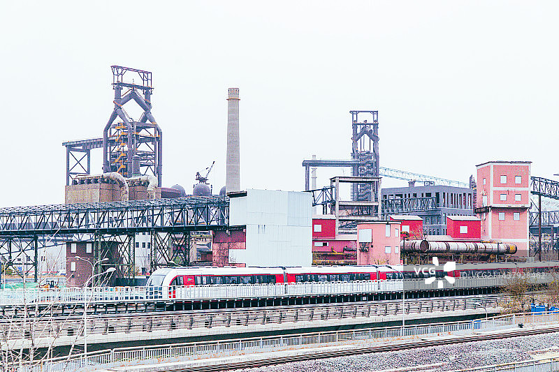 北京首钢园前的火车轨道和高铁图片素材