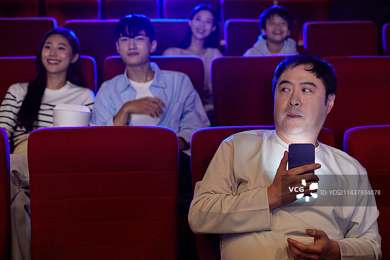 影院：观众、智能手机、盗摄、版权、侵权、偷拍图片素材