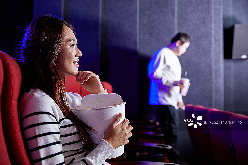 电影，电影产业，文化日，休闲，独自看电影，电影院，等待图片素材