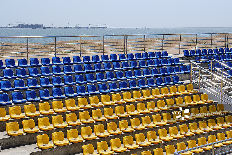 空无一人的运动场联排座椅图片素材