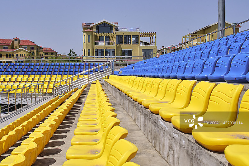 空无一人的运动场联排座椅图片素材