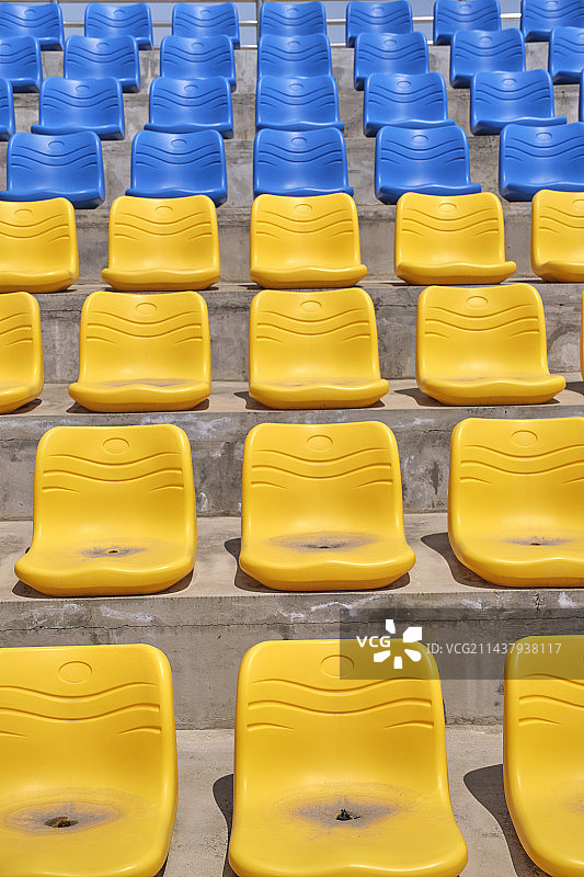 空无一人的运动场联排座椅图片素材