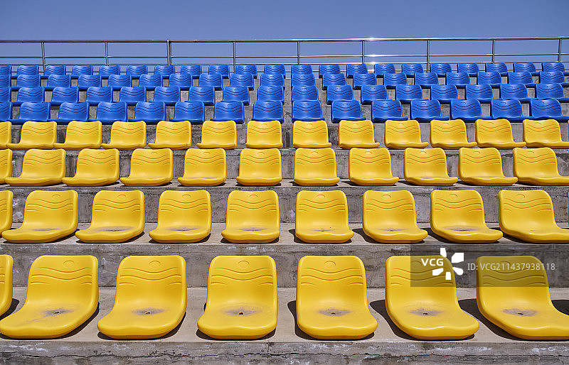 空无一人的运动场联排座椅图片素材