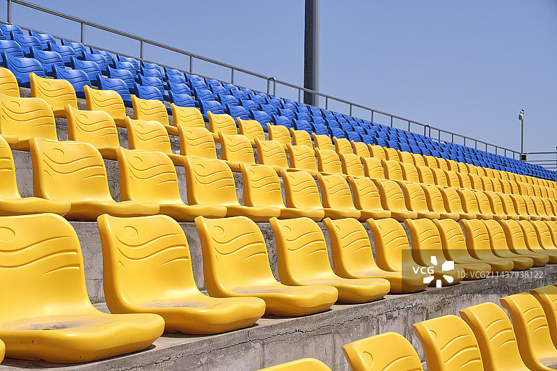 空无一人的运动场联排座椅图片素材