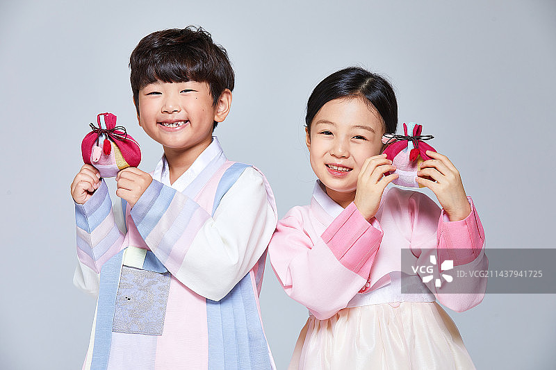 儿童：韩服，节日，男孩，女孩，微笑，福袋图片素材