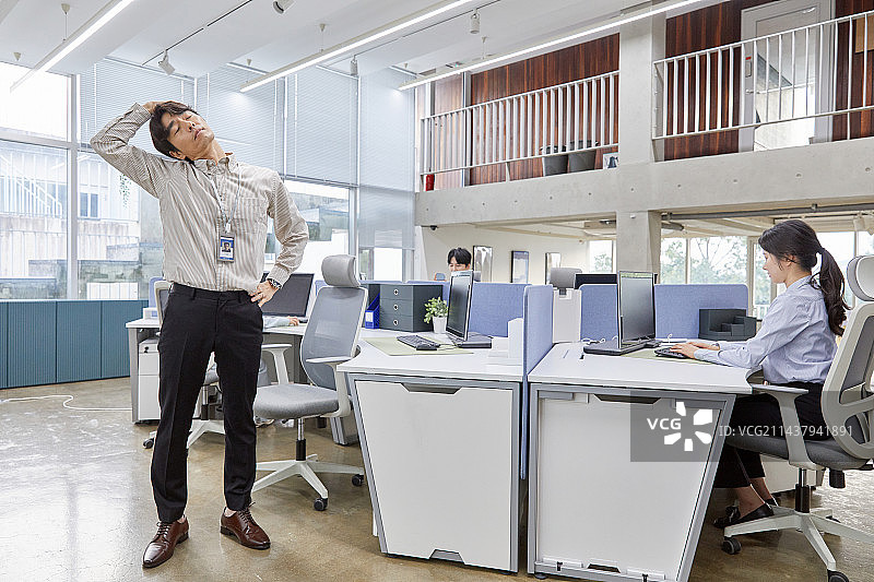 办公室白领男性商务工作时间伸展运动商人图片素材