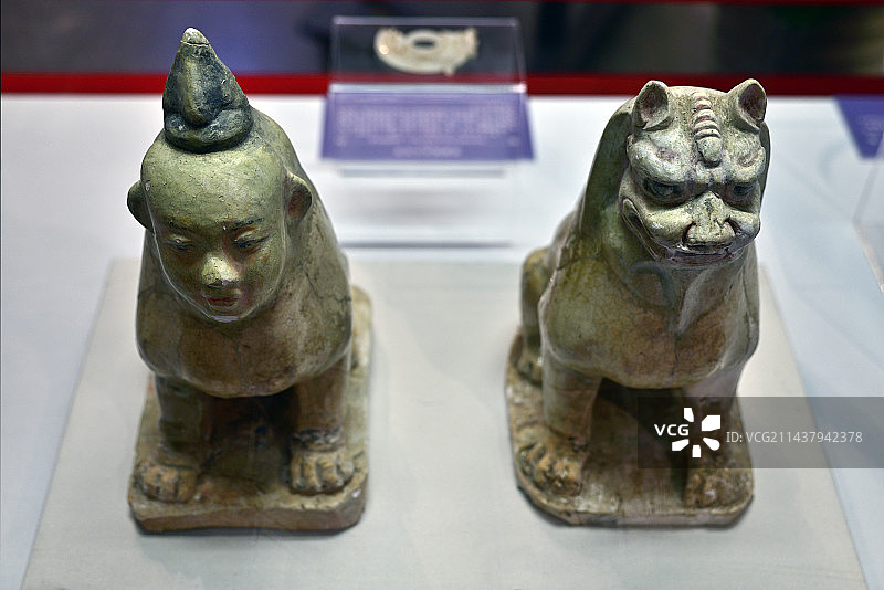唐代文物 《黄釉人面镇墓兽》、《黄釉兽面镇墓兽》 昭陵博物馆藏 陕西省咸阳市礼泉县长乐公主墓出土图片素材