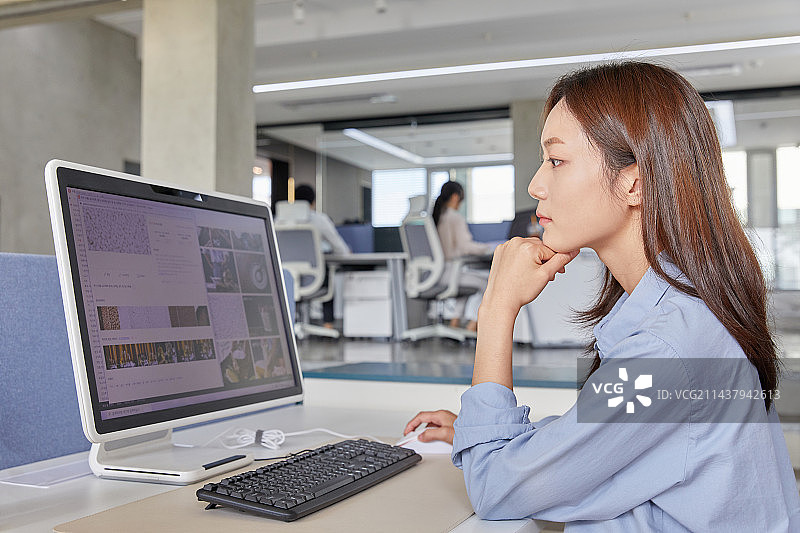 专注工作的商务女性图片素材