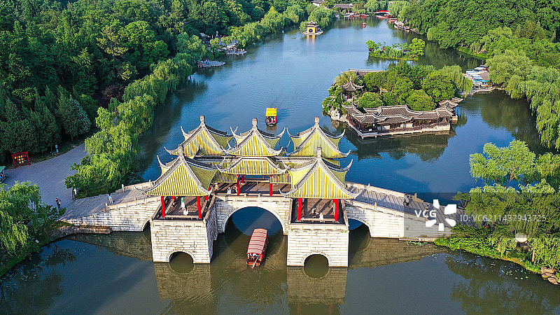 摇橹船行驶在瘦西湖上图片素材