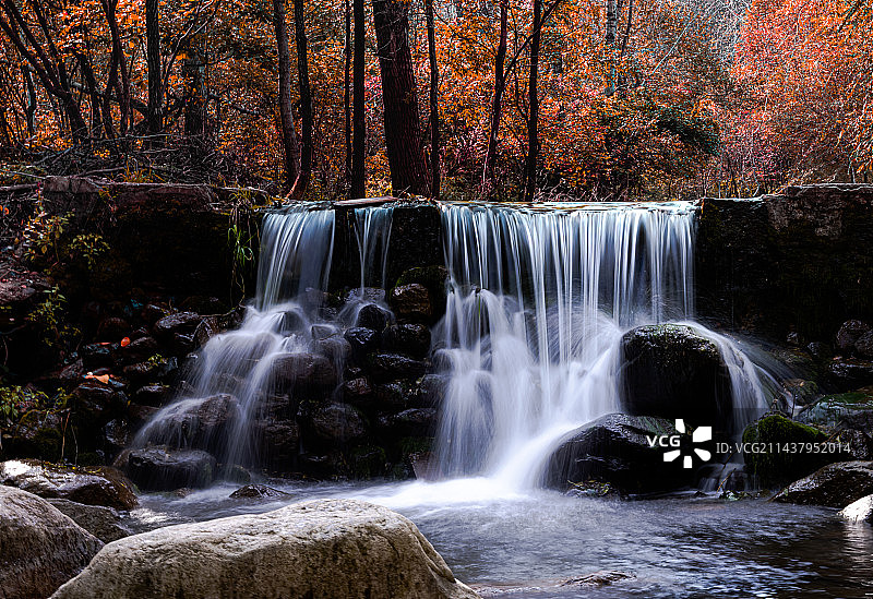 秋天的玉渡山和深山瀑布绝配图片素材