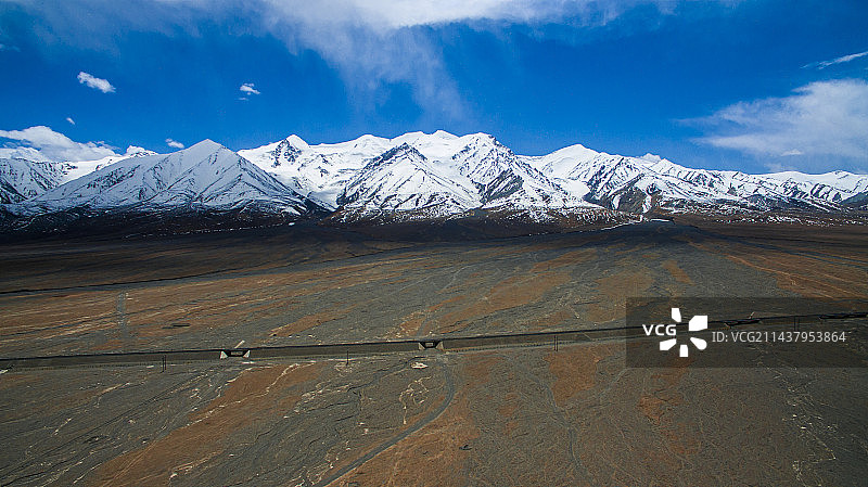 玉珠峰下的青藏铁路图片素材