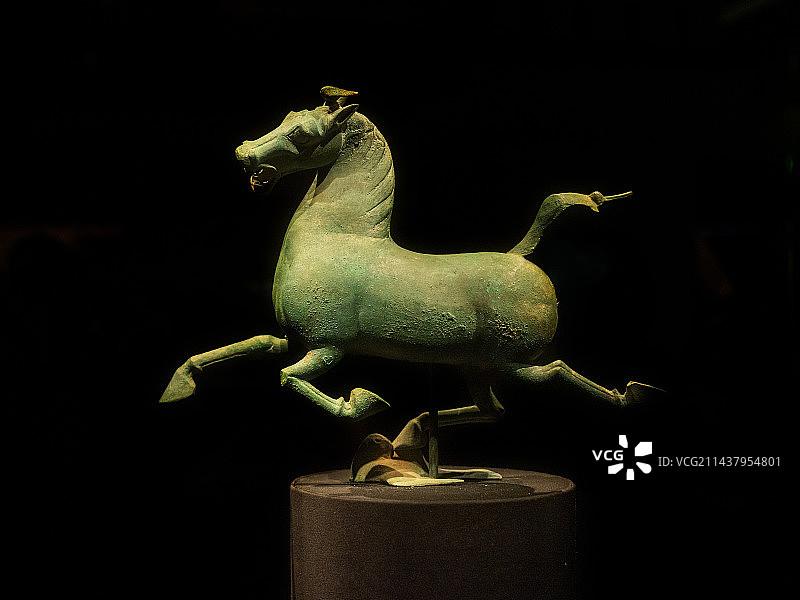 甘肃博物馆-马踏飞燕侧面图片素材