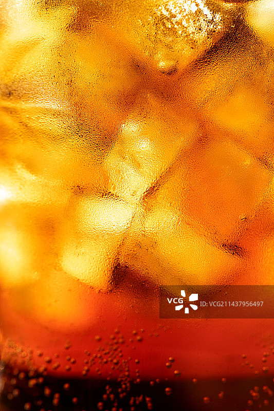 玻璃杯里放着冷饮和冰块图片素材