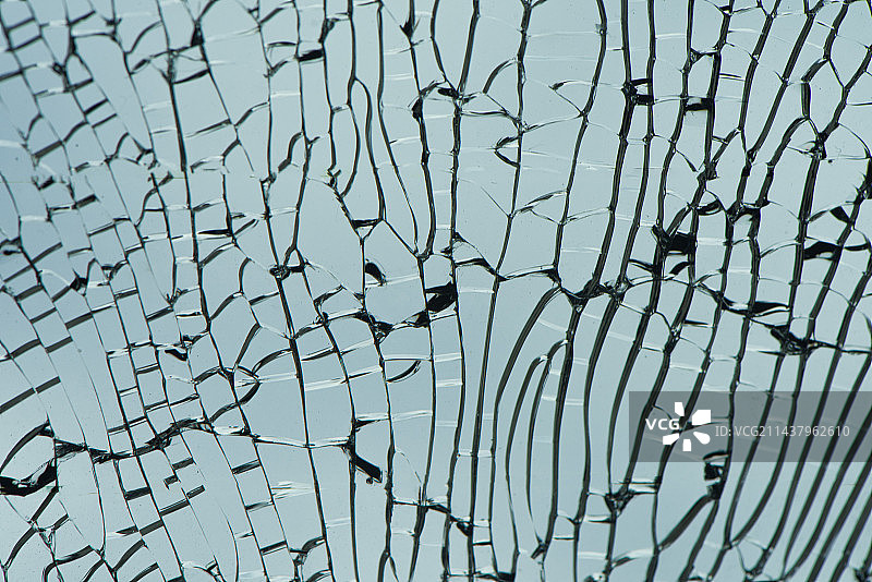 破碎充满裂痕的玻璃图片素材