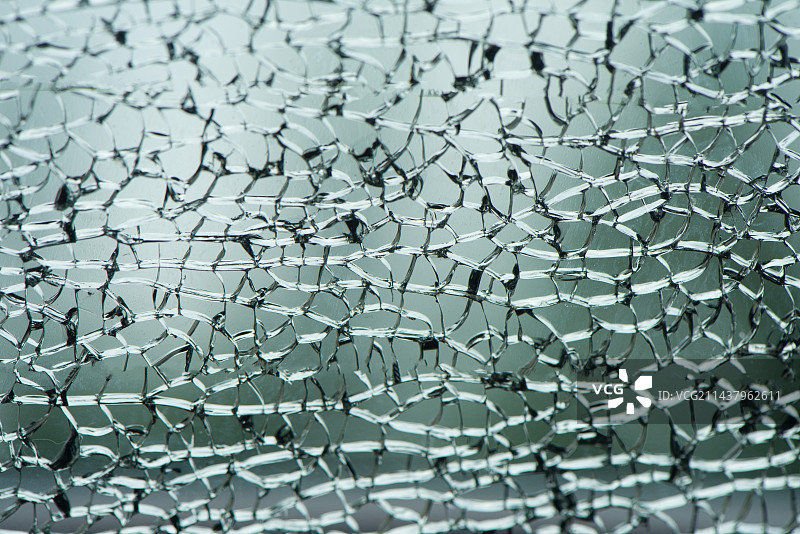 破碎充满裂痕的玻璃图片素材