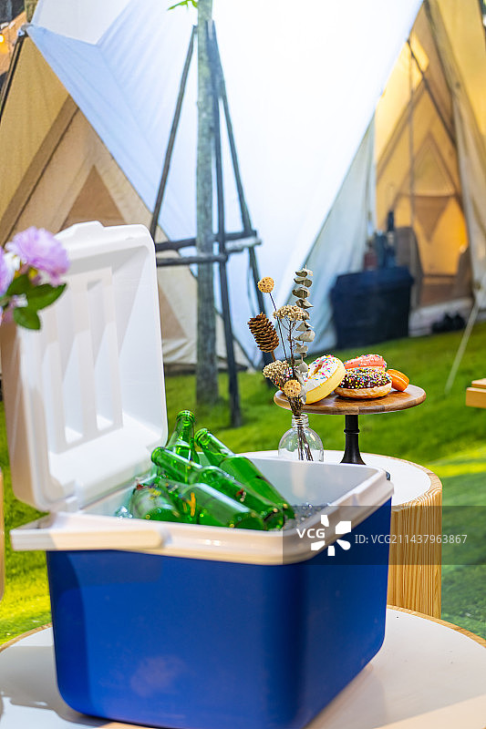 户外露营桌子上的茶壶冷藏箱等图片素材