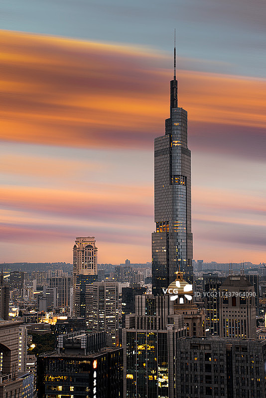 黄昏下的紫峰大厦图片素材