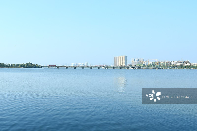 晴朗蓝天下的湖面图片素材