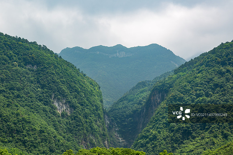 四川广安市华蓥溪口镇玛琉岩瀑布风景区图片素材