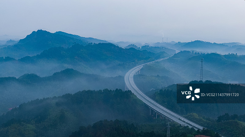 云雾中的公路图片素材