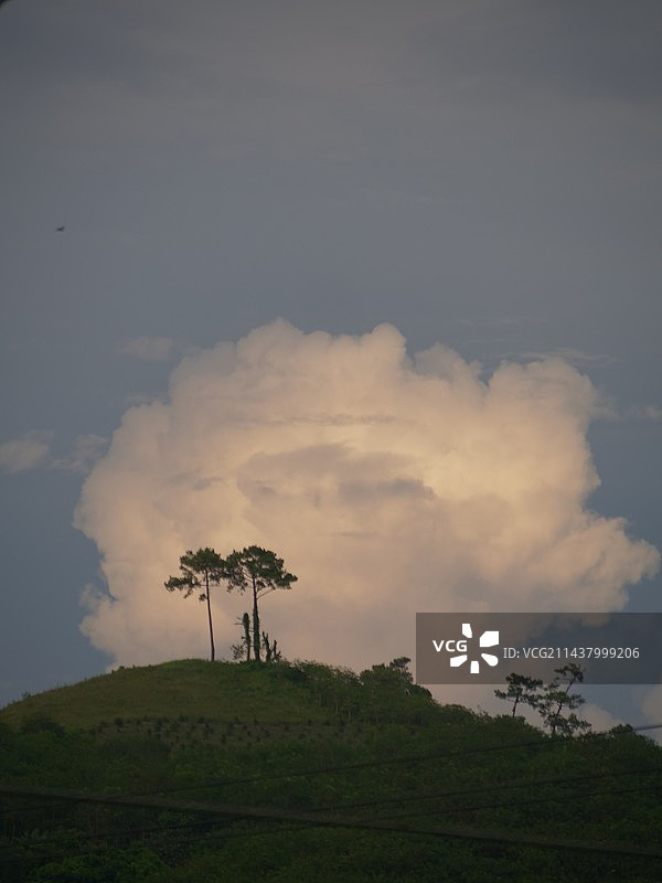 有云的地方（山顶的云）图片素材