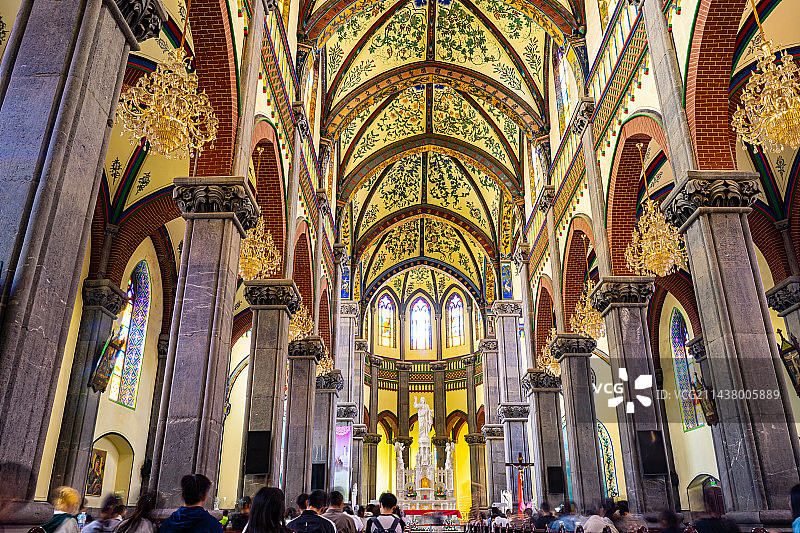 中国宗教象征信仰西方文化文艺复兴拍摄主题，山东省济南市洪楼天主教教堂和长椅上的人，室内无人图像摄影图片素材