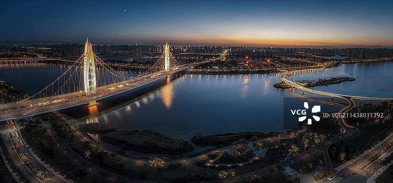 陕西省西安市浐灞区灞河两岸元朔大桥与秦灞河桥同框图片素材