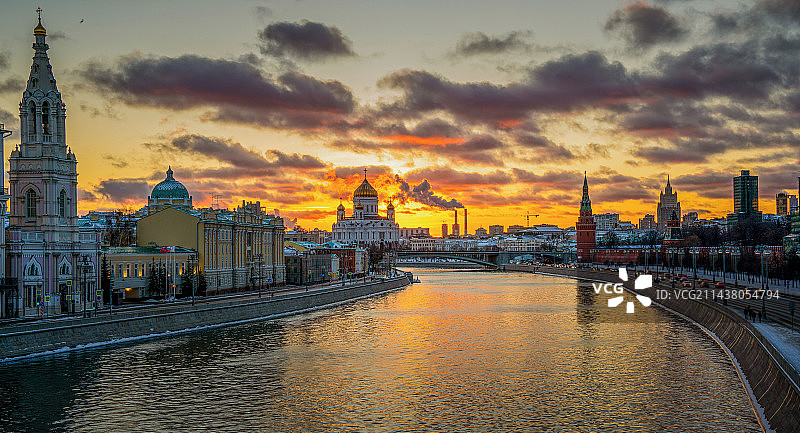 莫斯科 落日余晖下的莫斯科河湖畔和救世主大教堂图片素材