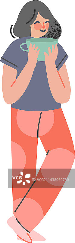 穿着舒适家居服，拿着大杯子的女人图片素材