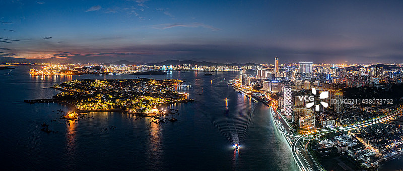 厦门城市风光：航拍厦门岛与鼓浪屿图片素材