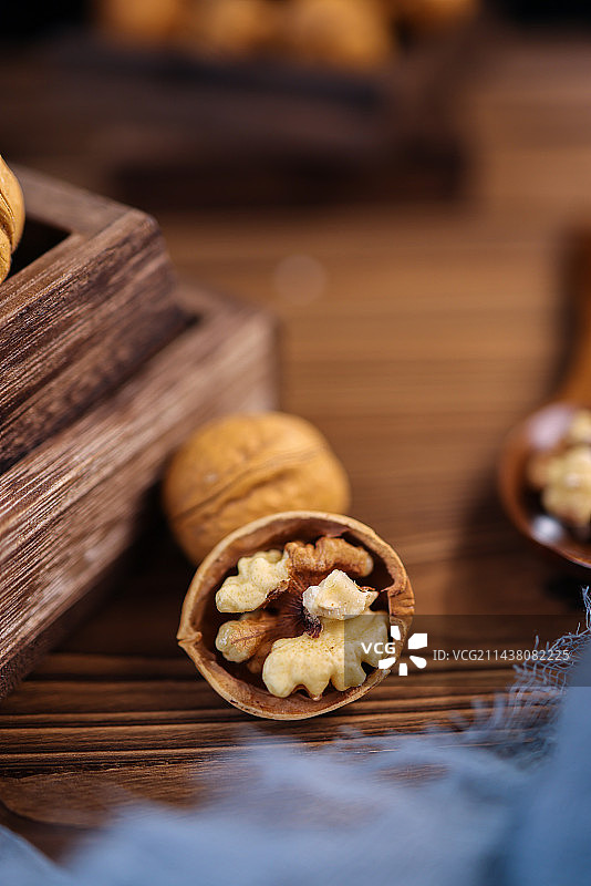 桌上核桃特写镜头图片素材