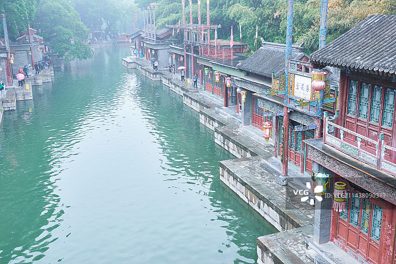 烟雨朦胧下的北京颐和园苏州街图片素材