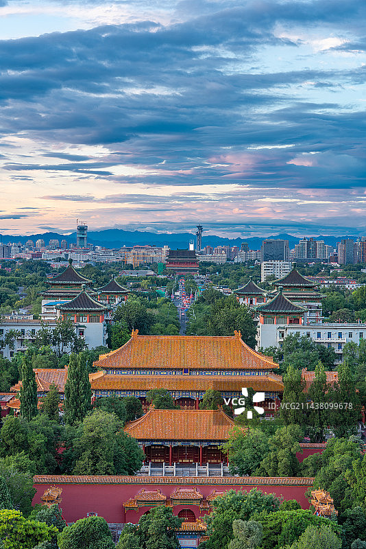 景山俯瞰晚霞下的北京中轴线绝美风光和城市天际线（寿皇殿和鼓楼等）图片素材