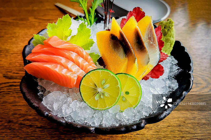 一份美味的三文鱼鲱鱼刺身日料图片素材