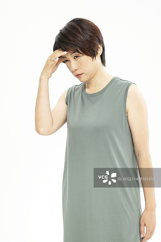 身体不舒服的中年女性图片素材