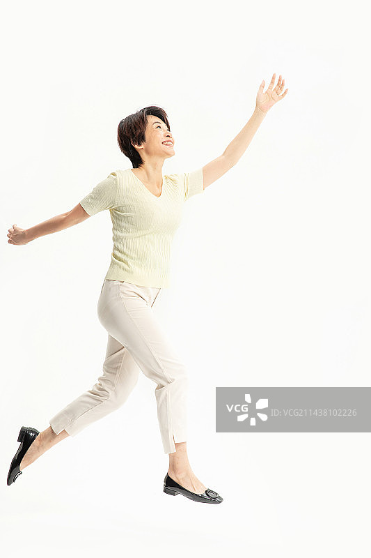 奔跑着的中年女性图片素材