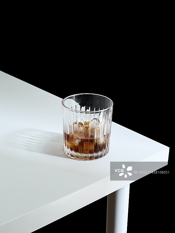 白色桌面上的一杯酒图片素材