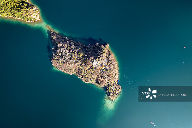 泸沽湖里务比岛图片素材