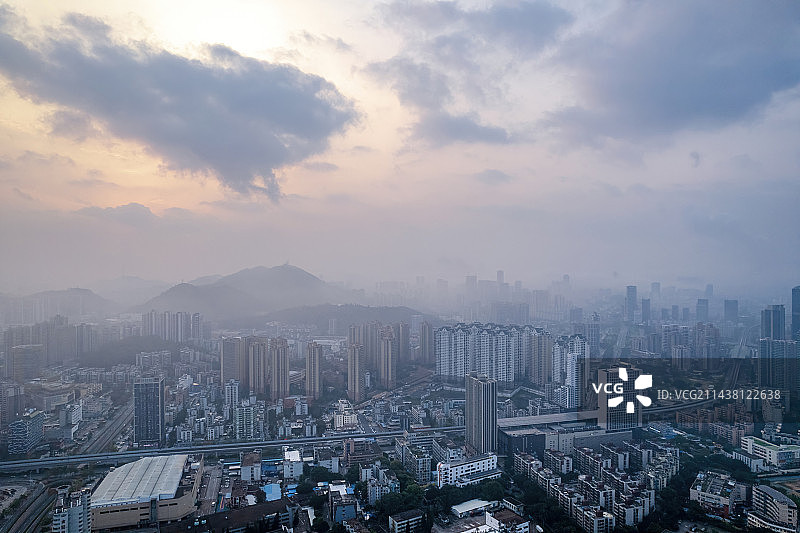广东珠海清晨城市晨雾航拍图片素材
