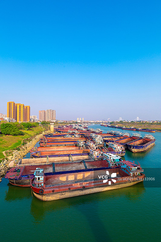 广西贵港，市中心，郁江停泊的货船图片素材