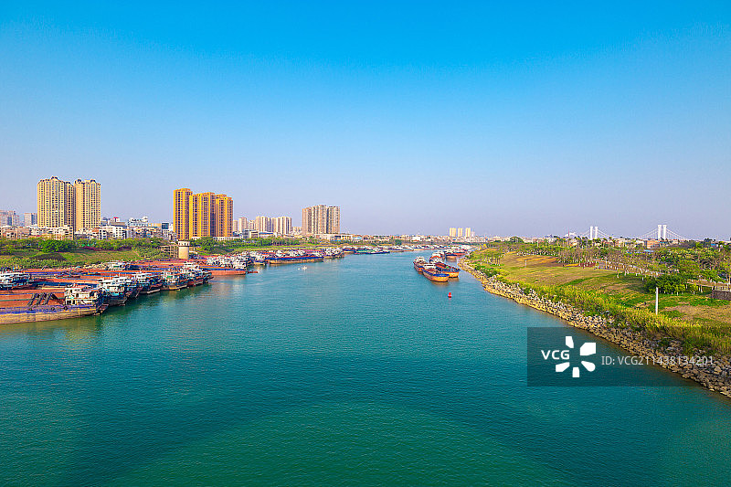 广西贵港，市中心，郁江停泊的货船图片素材