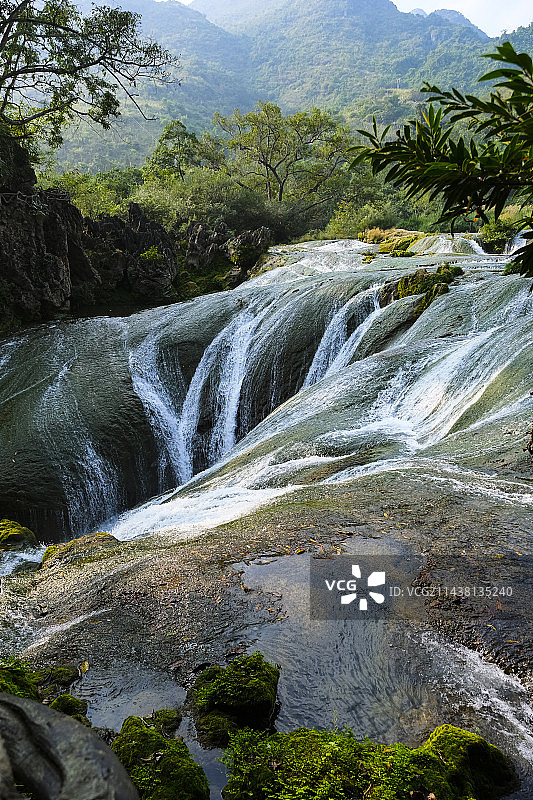 贵州省安顺市黄果树大瀑布景区银链坠潭瀑布秋天晴朗美丽风景图片素材