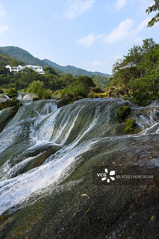 贵州省安顺市黄果树大瀑布景区银链坠潭瀑布秋天晴朗美丽风景图片素材
