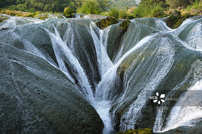 贵州省安顺市黄果树大瀑布景区银链坠潭瀑布秋天晴朗美丽风景图片素材